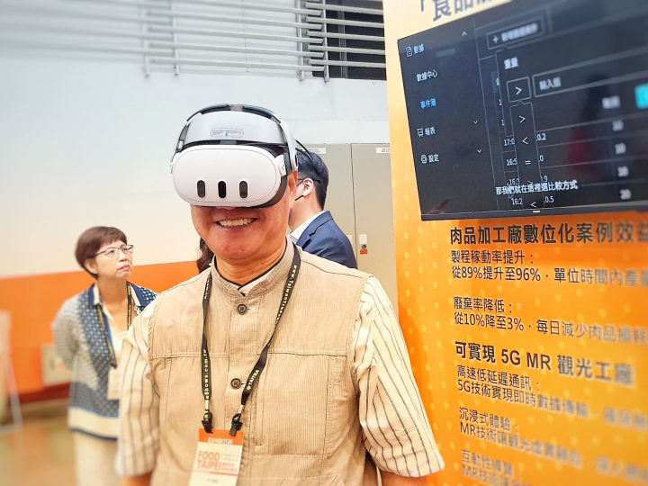 參觀人員體驗VR